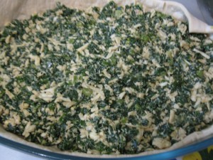 пирог из слоеного теста с луком и яйцом