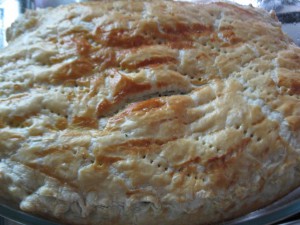 пирог из слоеного теста с луком и яйцом