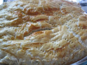 пирог из слоеного теста с луком и яйцом