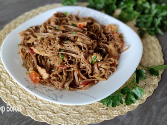 Гречневая лапша с курицей. Соба с курицей и овощами