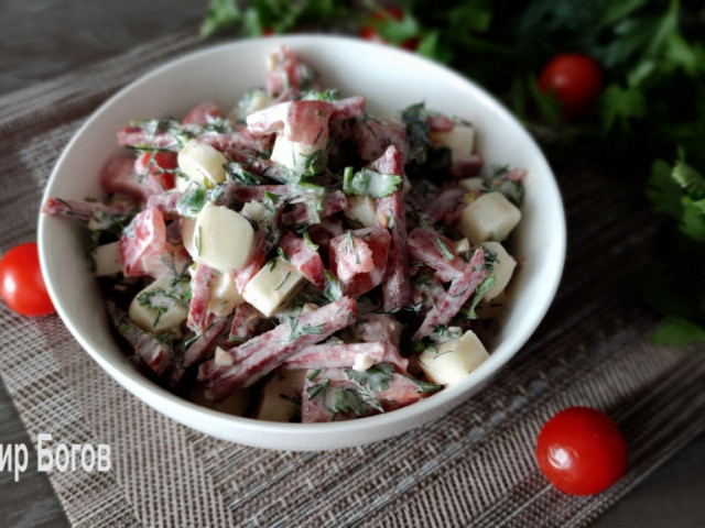 Салат с помидорами, колбасой и сыром по-грузински