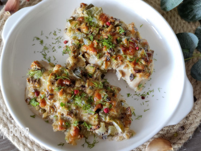 Куриное филе с грибами и маринованным огурцом