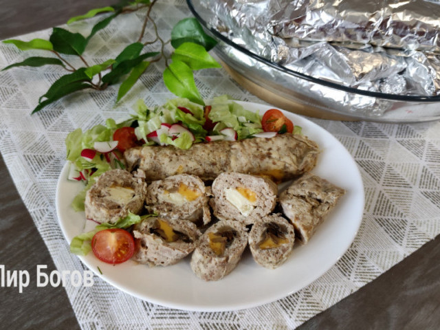 Рулетики из фарша с грибами и сыром